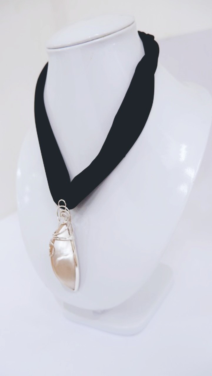 Liontin Arcu Segitiga